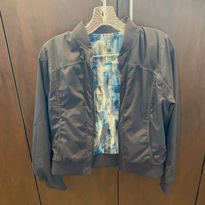 Double sided womens lululemon jacket. Perfect for runs, hiking, post yoga